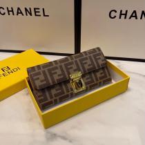スーパー コピー 販売今年のトレンドカラー愛用者がとっても多い財布FENDI