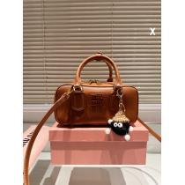 MIUMIUスーパー ブランド コピーバッグ新色入荷上品さ漂う