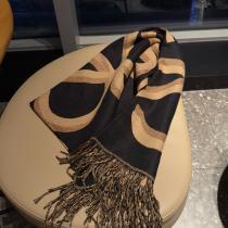 LOEWEスーパー コピー ブランド 通販マフラー通勤スタイル232026の大人コーデ