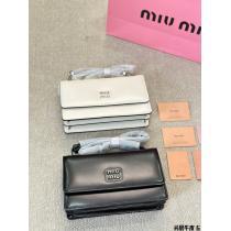 MIUMIUバッグ偽物 通販 2026の必須アイテム王道コンビ