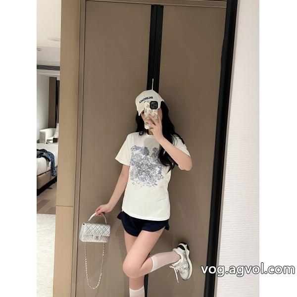 DIOR半袖Tシャツ23AWの最新アイテム夏らしい品格が漂う偽物 ブランド ショップ