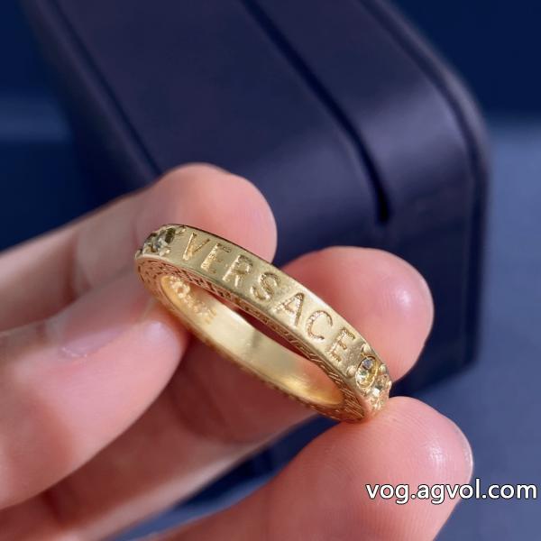 限定SALEセレブや芸能人からも愛用リングヴェルサーチブランド 偽物 激安