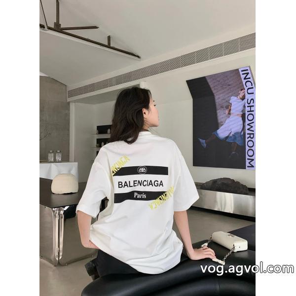 232026の大人コーデ洗練された魅力が光るbalenciaga偽物 ブランド半袖Tシャツ