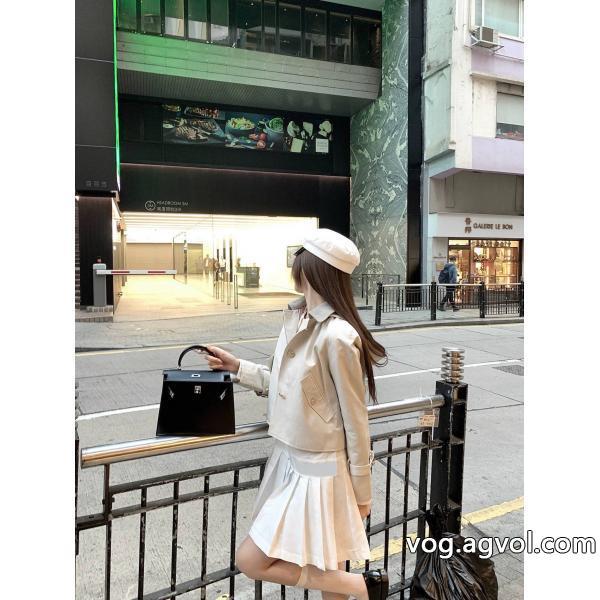 コートカジュアルに着こなし高級感漂うTHOM BROWNEブランド 偽物 激安