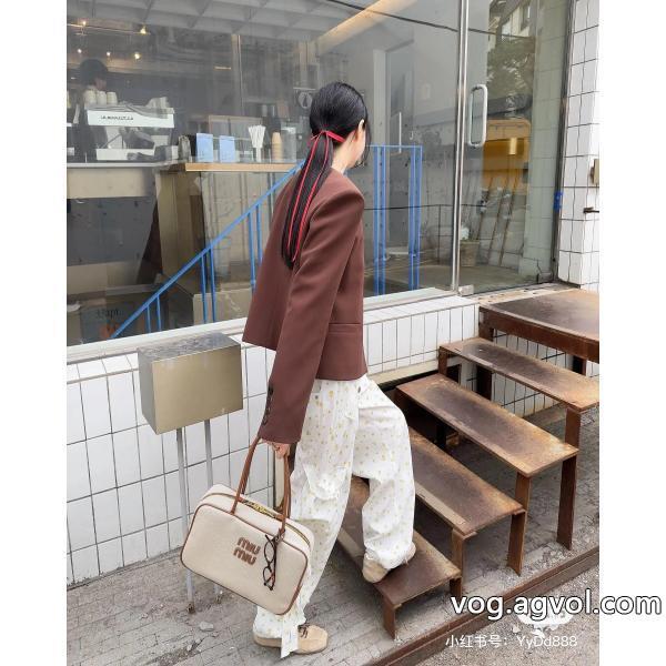ブリーフケース魅力が光る暑い夏に軽やかな涼しげMIUMIUブランド コピー 販売 