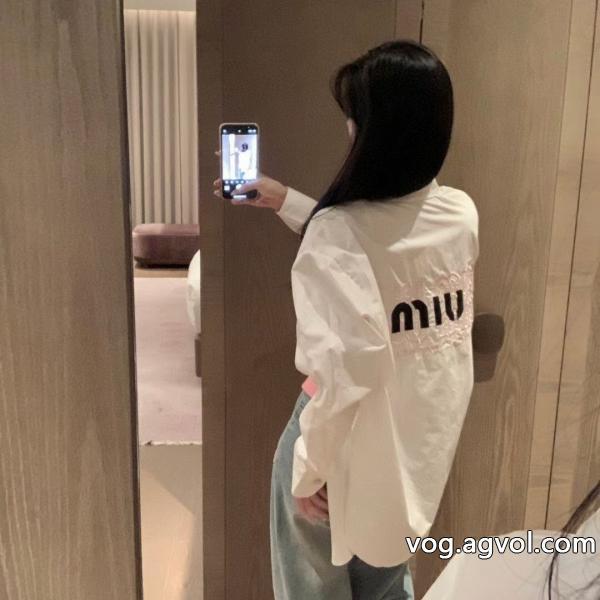 ブランド コピー 着払い高級感が溢れた視線を集めてMIUMIU長袖シャツ