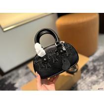 クロムハーツ偽物 ブランド 販売新鮮ながら上品最高級ランクバッグ