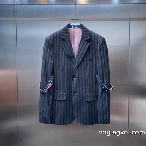ブランド コピー 専門コート最旬のスタイル意外と相性がいいTHOM BROWNE