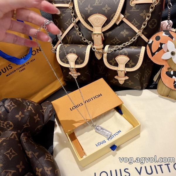 ブランド 激安ネックレスLOUIS VUITTONコーデの主役半歩先をゆくオシャレ