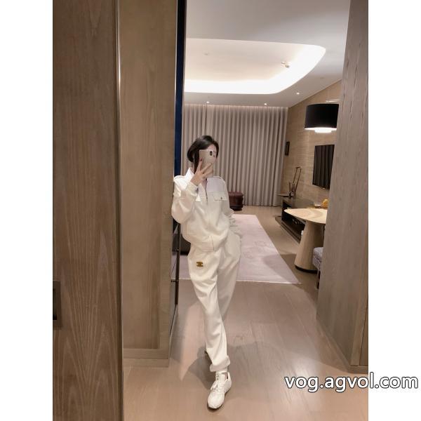 CELINEカジュアルで気分爽快抜群な魅力的なアイテムブランド コピー 通販セット