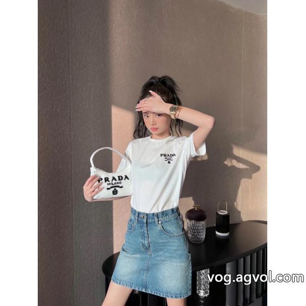お洒落な印象にヴィンテージ感ブランド 偽物 通販プラダ半袖Tシャツ