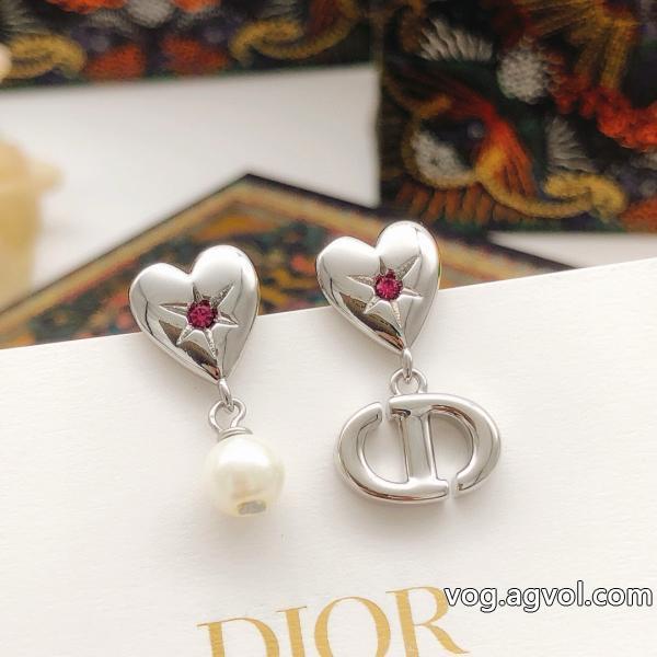 イヤリング偽物 ブランド発表の新作モデルオシャレ度アップDIOR