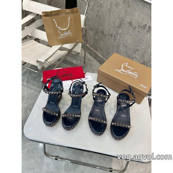 通販 ブランドサンダル清涼感どんなシーンにもChristian Louboutin