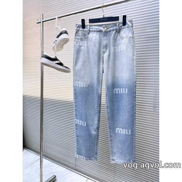 MIUMIU2026夏に意外と人気な新作完璧なシルエットジーンズ偽物 ブランド