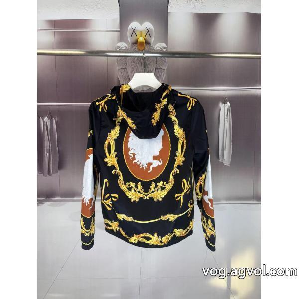 VERSACE爽やかな色合い意外と相性がいいブランド コピー 販売 コート