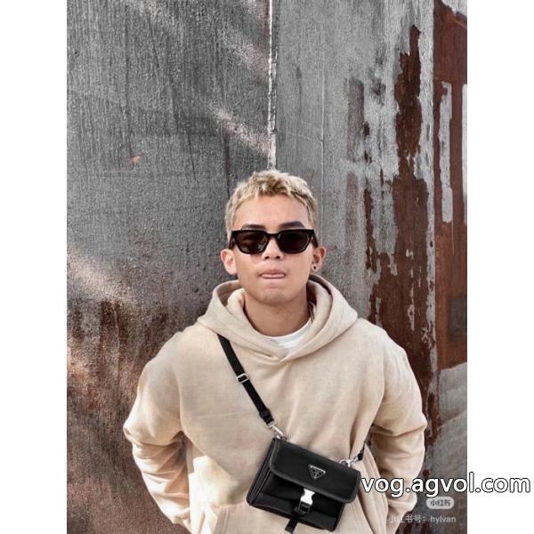 PRADA定番のナイロン素材プラダ横版携帯バッグ