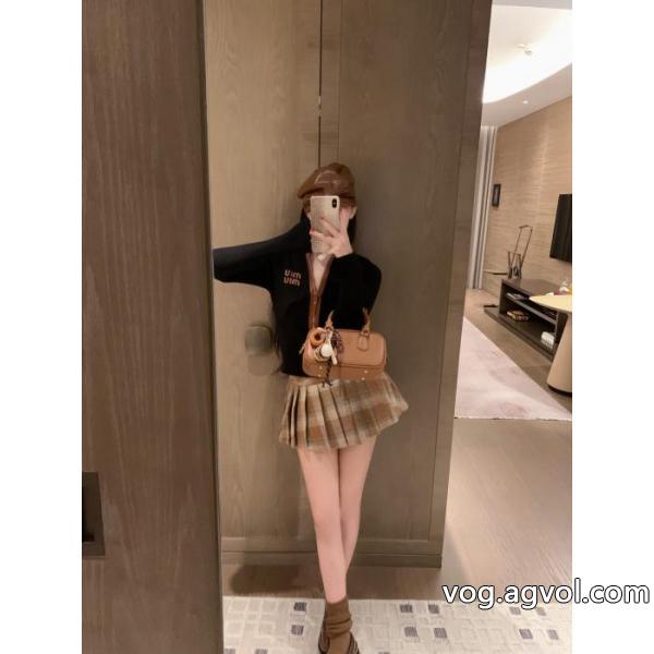 MiuMiuの大人気ニットカーディガンコート