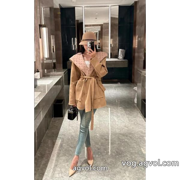 Louis Vuittonフルプリント老花クローバーアルファベットプリント両面キャップコートにベルト