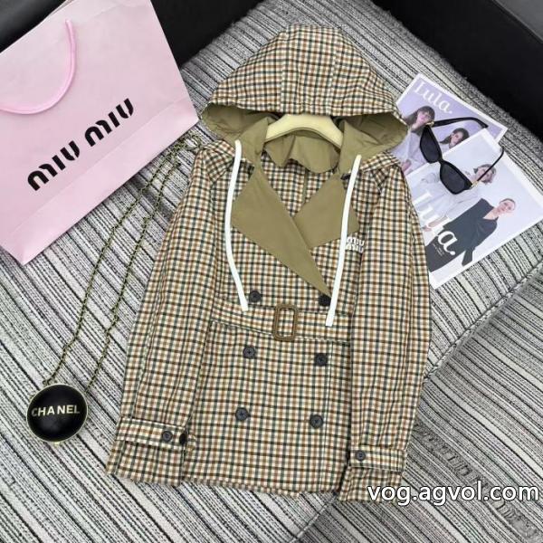 miumiuの新作チェック柄アルファベットプリントがアクセントのコート