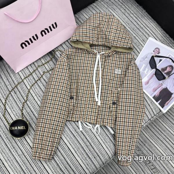 miumiuの新作チェック柄連帽カジュアルコート