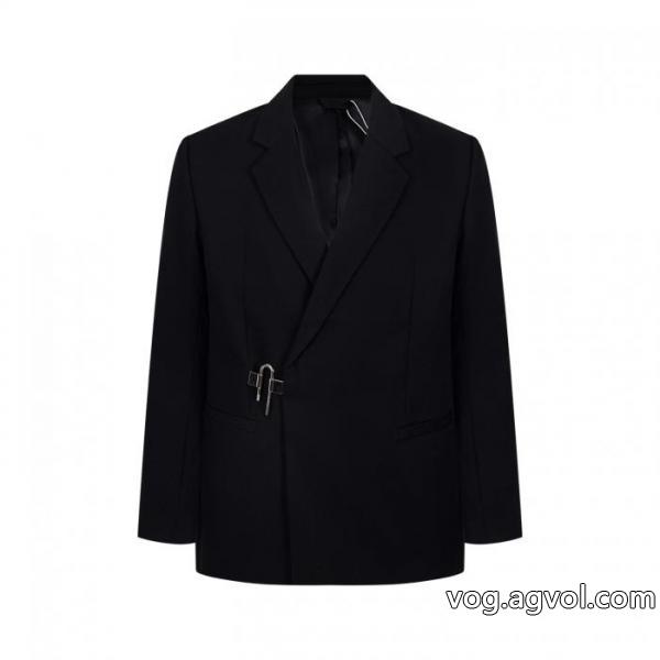 GIVENCHYの今年の新作ロックスーツコート