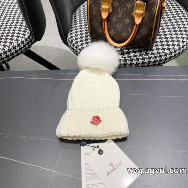 MONCLER2026秋冬新作キツネの毛玉をあしらったリバーシブルニット帽がおしゃれな毛糸帽子