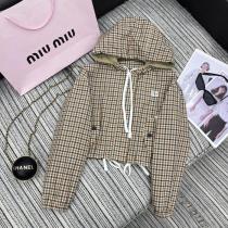 miumiuの新作チェック柄連帽カジュアルコート