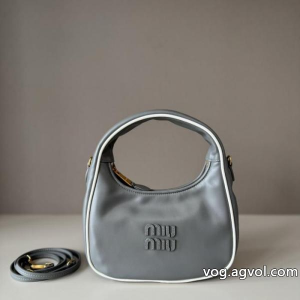 偽物 ブランド&nbsp;&nbsp;&nbsp;&nbsp;バッグカジュアルスタイルを軽快に 注目美品 シンプル使えるMIUMIU.