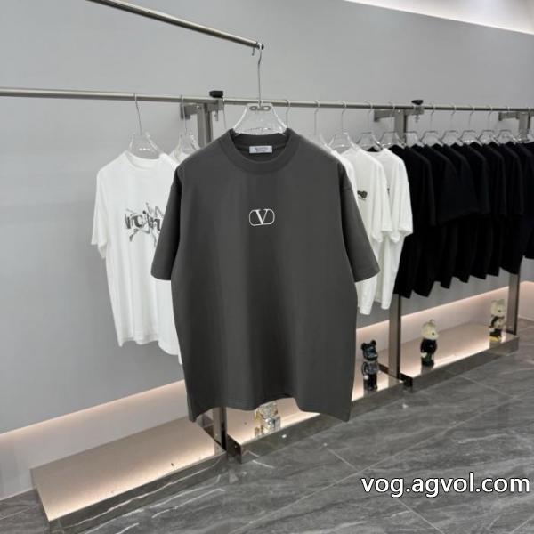 VALENTINOブランド スーパー コピーシャツ即日発送 トレンド感のある 素材感に注目..