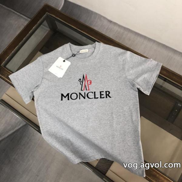 コピー 通販清潔感のある肌見せ ギフトにオススメ 春先に注目を集めるシャツMONCLER..