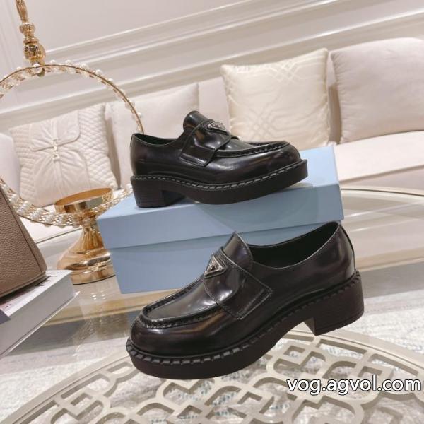 ブーツ偽 ブランド 輝く高級感満点 お買い得品  話題となったPRADA..