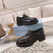 ブーツ偽 ブランド 輝く高級感満点 お買い得品  話題となったPRADA..