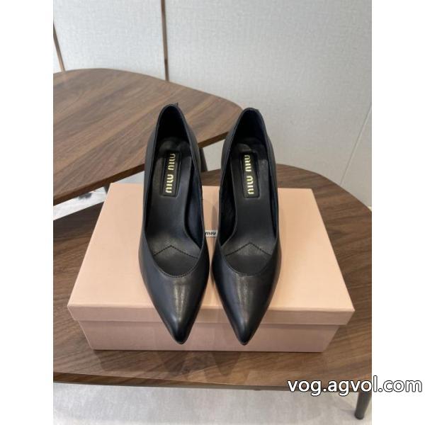 最旬アイテム 憧れの 魅力を放つMIUMIUブーツブランドコピー..