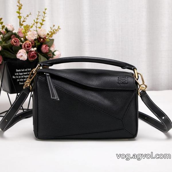 ブランド コピー 通販バッグ美品！    大人っぽい雰囲気 高品質素材を使っているLOEWE..