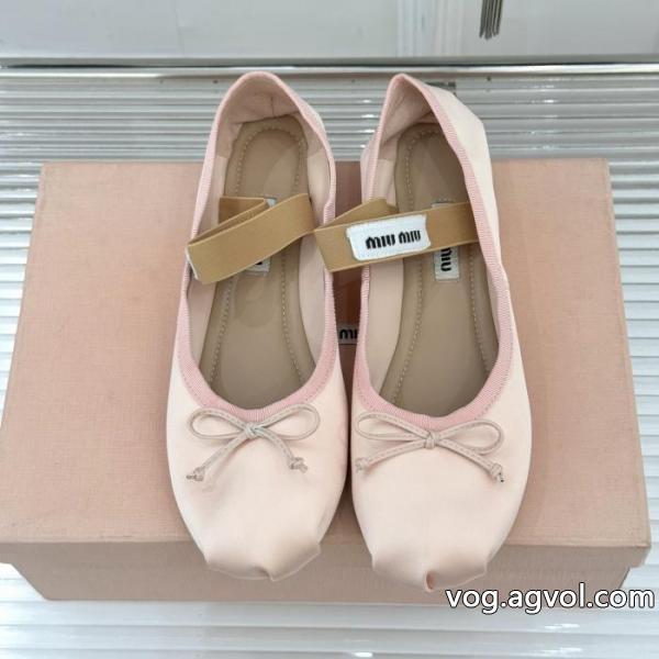 ブーツMIUMIU偽物 ブランドきれいめな印象で着こなし ずっと愛用したいアイテム 大人可愛いスタイル..