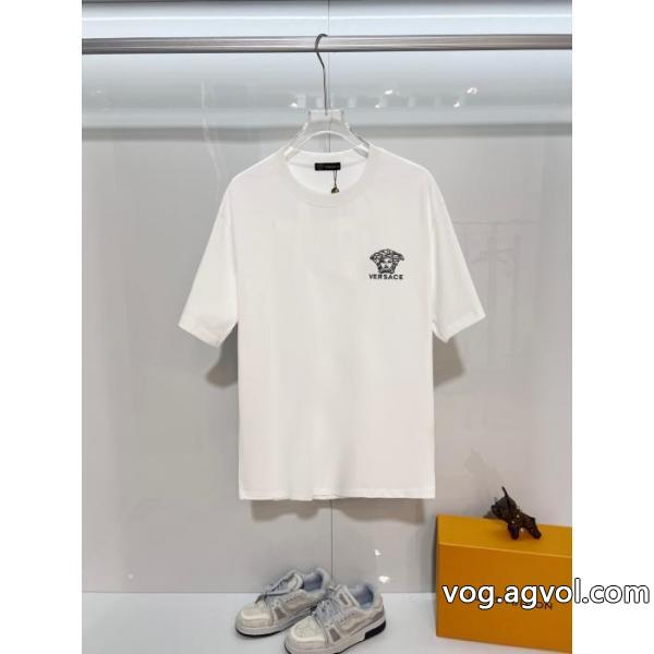 雑誌も街も人気アイテム 2026SSコレクションに新着 万能アイテムVERSACE半袖Tシャツスーパー コピー