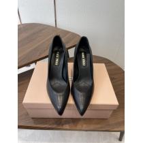 最旬アイテム 憧れの 魅力を放つMIUMIUブーツブランドコピー..