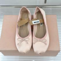 ブーツMIUMIU偽物 ブランドきれいめな印象で着こなし ずっと愛用したいアイテム 大人可愛いスタイル..