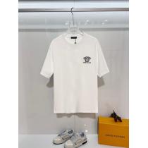 雑誌も街も人気アイテム 2026SSコレクションに新着 万能アイテムVERSACE半袖Tシャツスーパー コピー