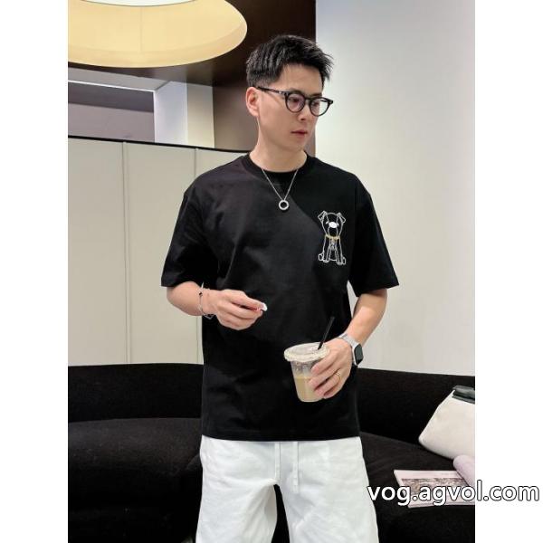 ブランド コピー 販売話題沸騰中  抜群の人気を集め 人気商品再入荷FENDI半袖Tシャツ