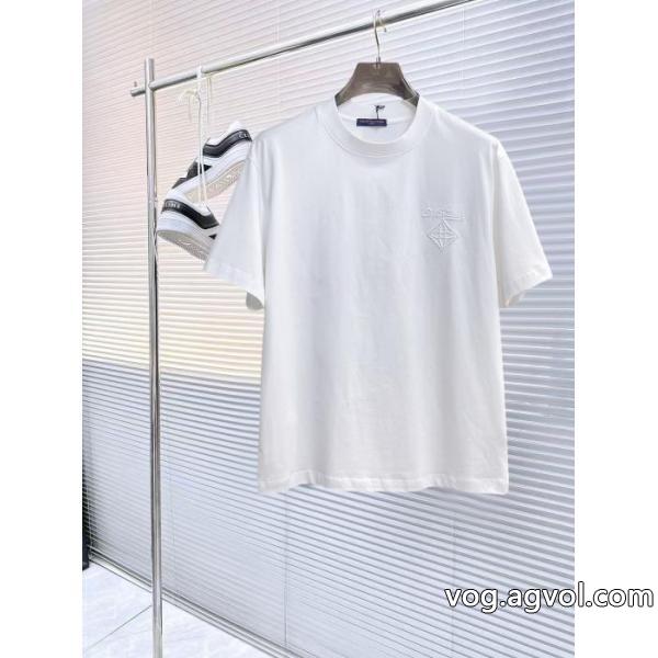 コピー ブランド 販売高級感UP 流行の最前線 高級感のあるデザインLOUIS VUITTON半袖Tシャツ