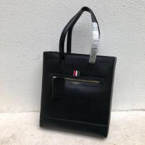 コピー 品 ブランドバッグTHOM BROWNE絶妙な抜け感 日本で先行...