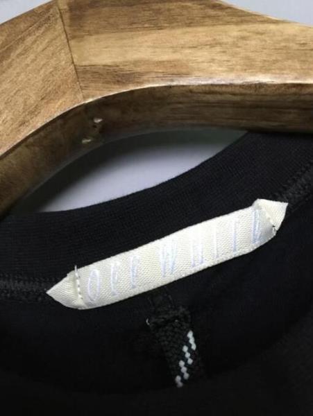 幅広いコーディネートにOff-Whiteコピー オフホワイト　愛用される半袖 Tシャツ.