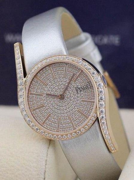 大型で印象的なPIAGET ピアジェ コピー　高品質を演出する高級腕時計.