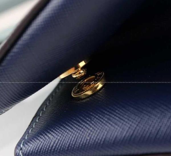 大人っぽい雰囲気を演出するPRADA プラダコピー　機能性を備えているレディースハンドバッグ.