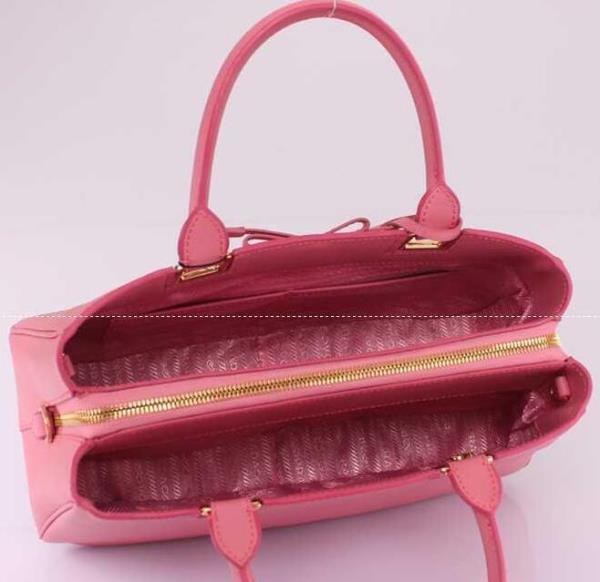 汎用性の高さも人気のPRADA プラダ　機能と美貌を両立したレディース手持ち&ショルダー掛け.