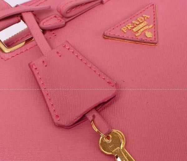 汎用性の高さも人気のPRADA プラダ　機能と美貌を両立したレディース手持ち&ショルダー掛け.