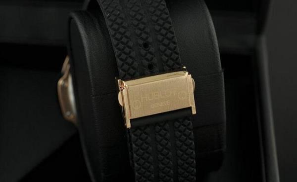 人気急上昇 Hublotウブロ  6針クロノグラフ 日付表示機能性あるサファイヤクリスタル風防メンズ腕時計.