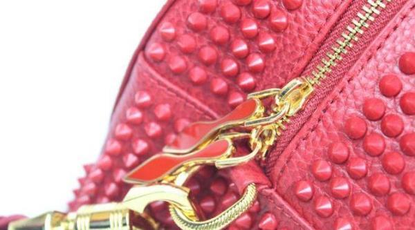 洗練されたChristian Louboutinクリスチャンルブタン しなやかな風合い手持ち&ショルダー掛け.