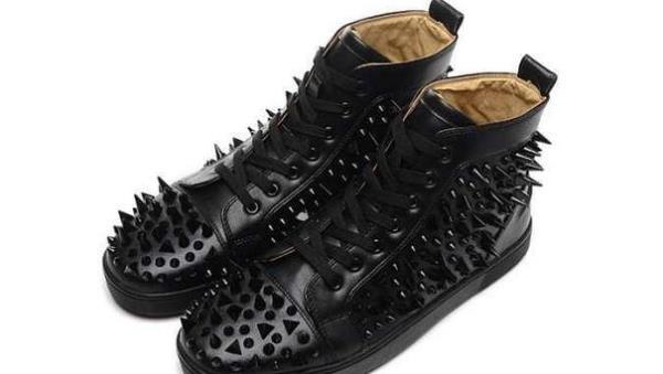 大人の上質スタイルChristian Louboutinクリスチャンルブタン人気が継続しているスニーカー.